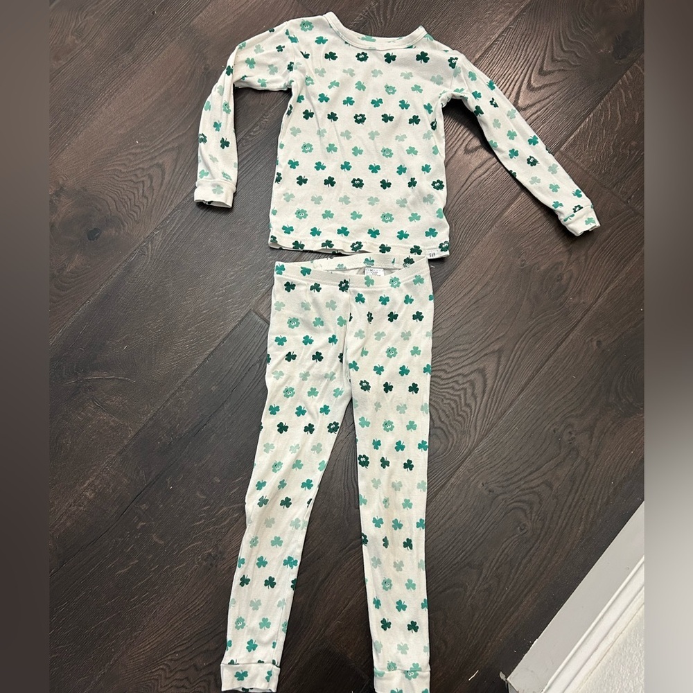 BabyGap Two-Piece Pajama Set in Green Clover Print